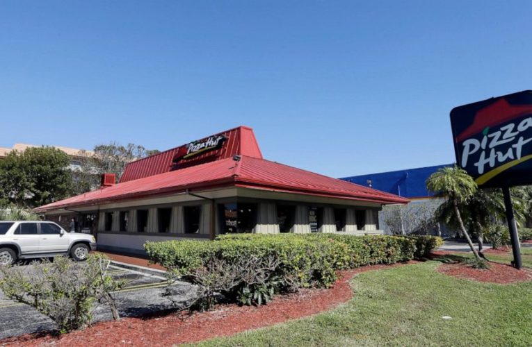 300 Pizza Huts, mostly dine-in locations, to close