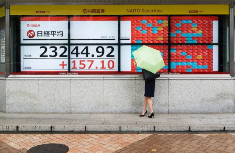 Wall Street yo-yos as S&P 500 heads for 4th weekly loss