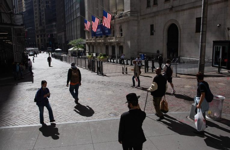 Dow swings 600 points after Trump rejects stimulus plan