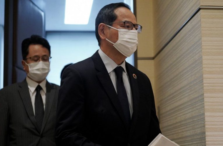 Asia shares mixed in thin holiday trading after Wall St gain