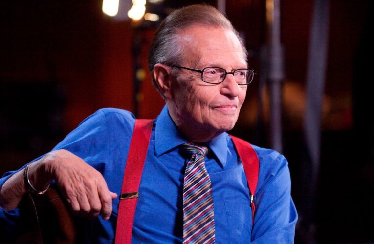 The longtime CNN host who became an icon through his interviews with countless newsmakers and his sartorial sensibilities has died