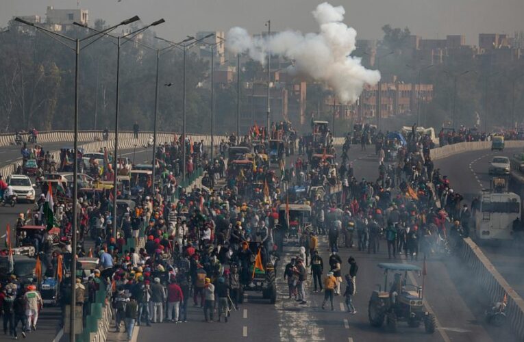 Protesting farmers return to camp after storming Indian fort
