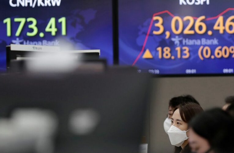 Stocks climb on Wall Street; S&P 500 on pace for weekly gain