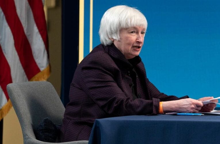 Yellen clarifies she is not predicting Fed rate increases