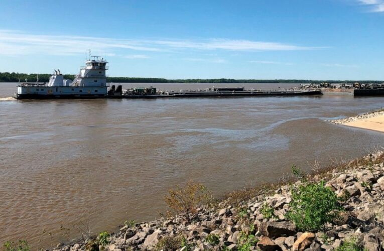 Mississippi River traffic reopened under damaged bridge