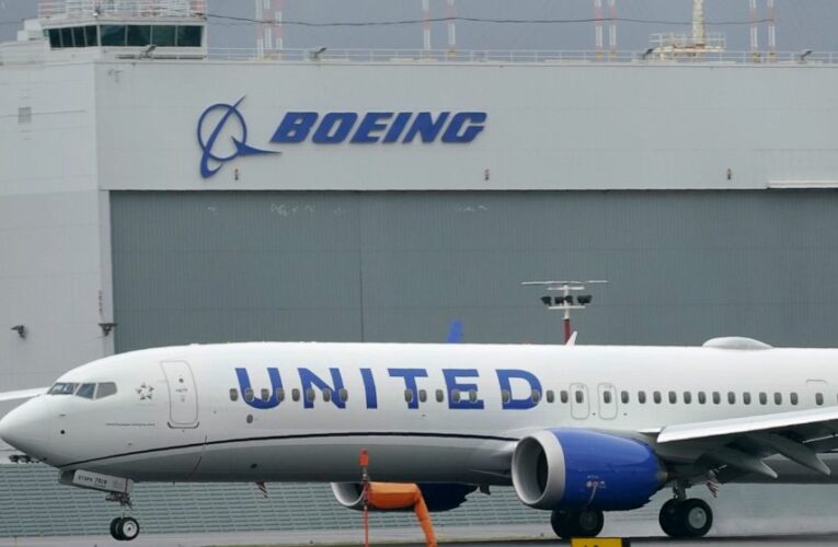 United orders 270 jets to replace old ones, plan for growth