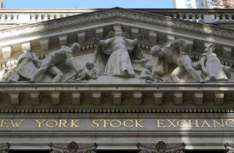 Stocks pause as investors gauge earnings, unemployment data