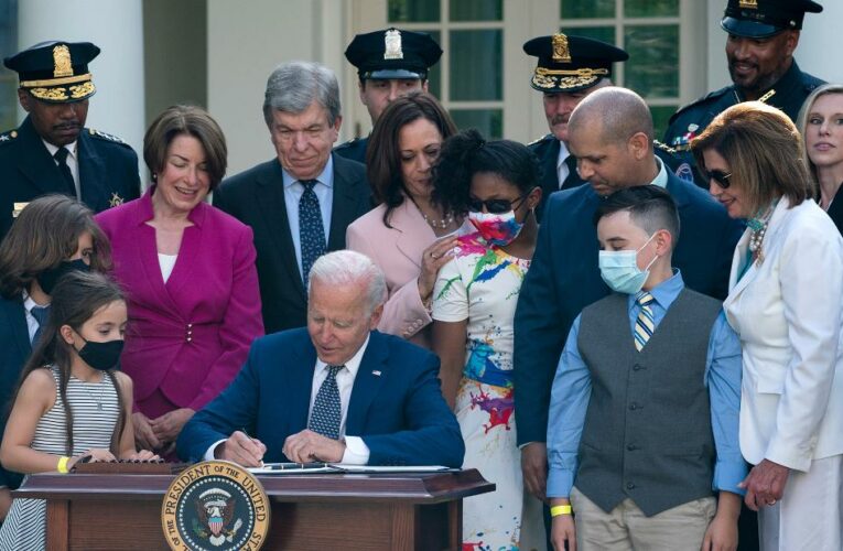 Biden signs bill to award Congressional Gold Medal to police who responded to insurrection