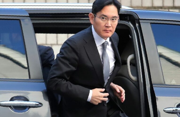 Samsung’s Lee appears at trial ahead of parole release