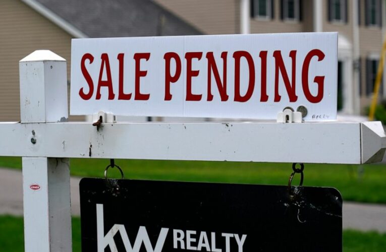 US average mortgage rates rise slightly; 30-year at 2.87%