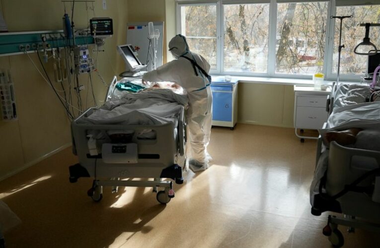 Russians to stay off work for a week as virus deaths rise