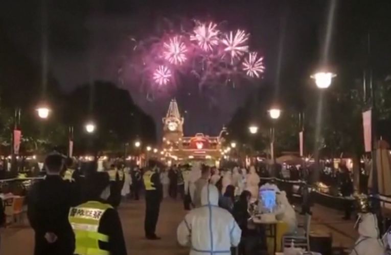 Thousands stuck at theme park after a single Covid case from a nearby province was reported. See what it looked like