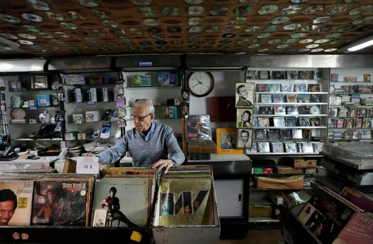 Once Lebanon’s center of glamour, Hamra Street goes dark