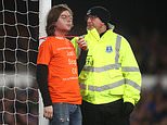Everton’s match against Newcastle halted after a fan ties themselves to a goalpost