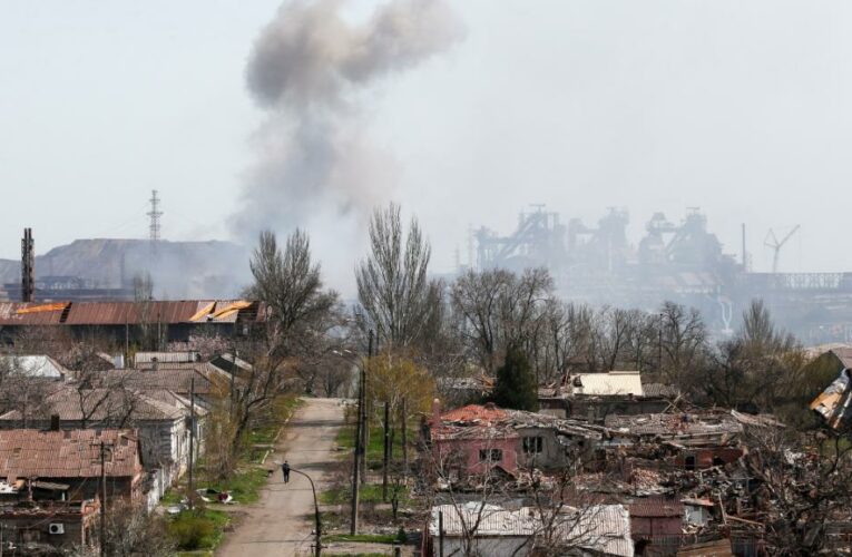 Mariupol: Defenders dig in as Russia threatens to ‘filter’ out men