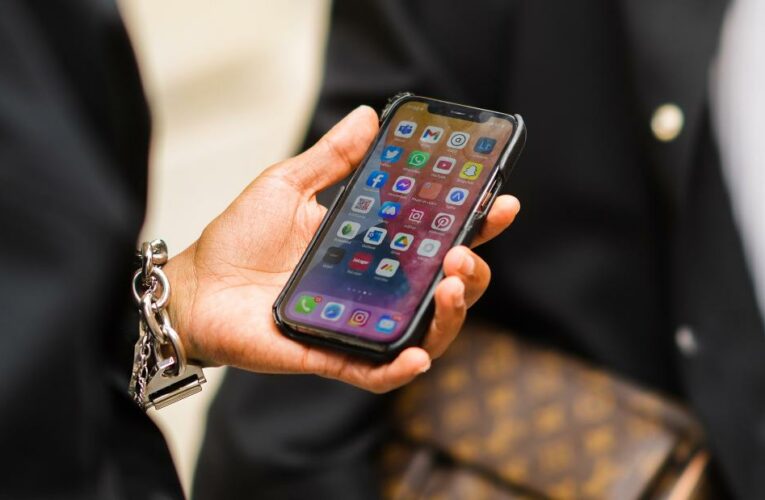 Social media stocks plunge on Snapchat warning
