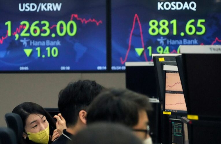 Slumping technology stocks pull Wall Street lower