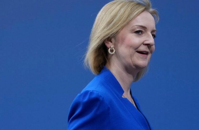 UK foreign secretary visits Bosnia to pledge support
