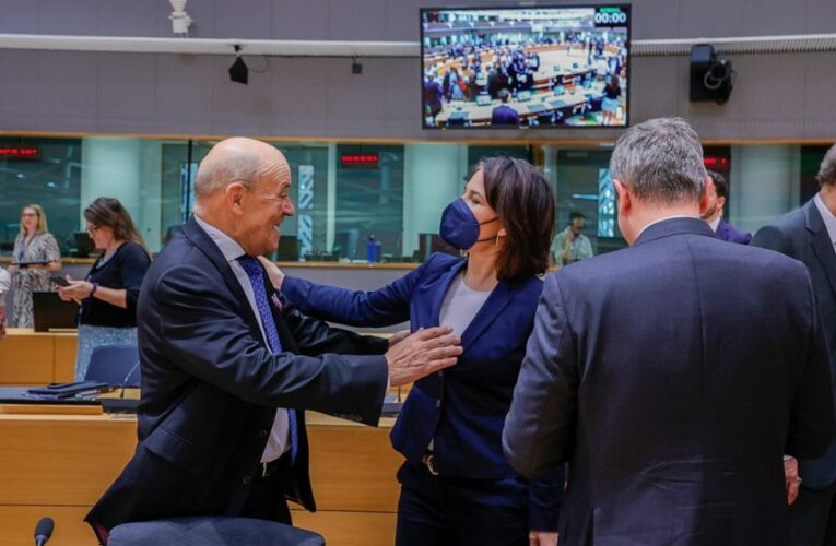 EU wrestles with Russia oil embargo as leaders gather