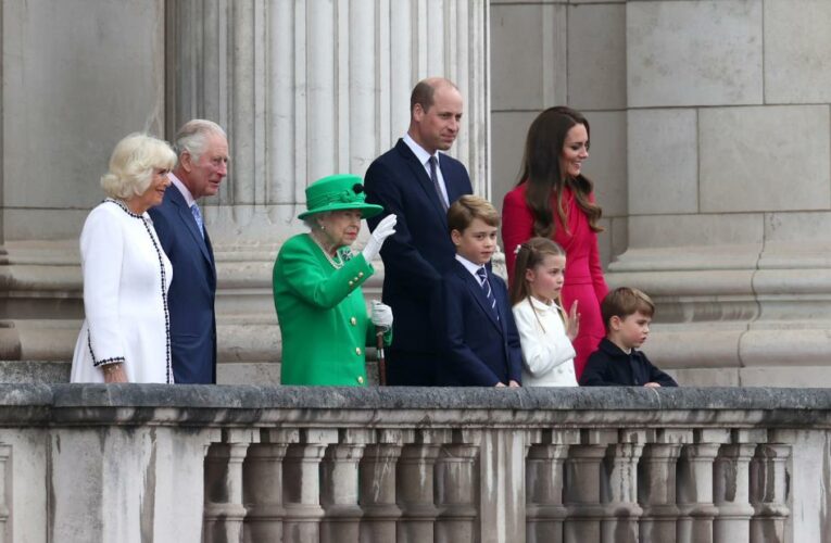 Queen Elizabeth II makes surprise appearance on palace balcony to cap off jubilee