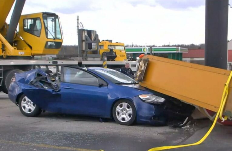 Denny’s restaurant sign falls on car in Kentucky, killing 1 and injuring 2